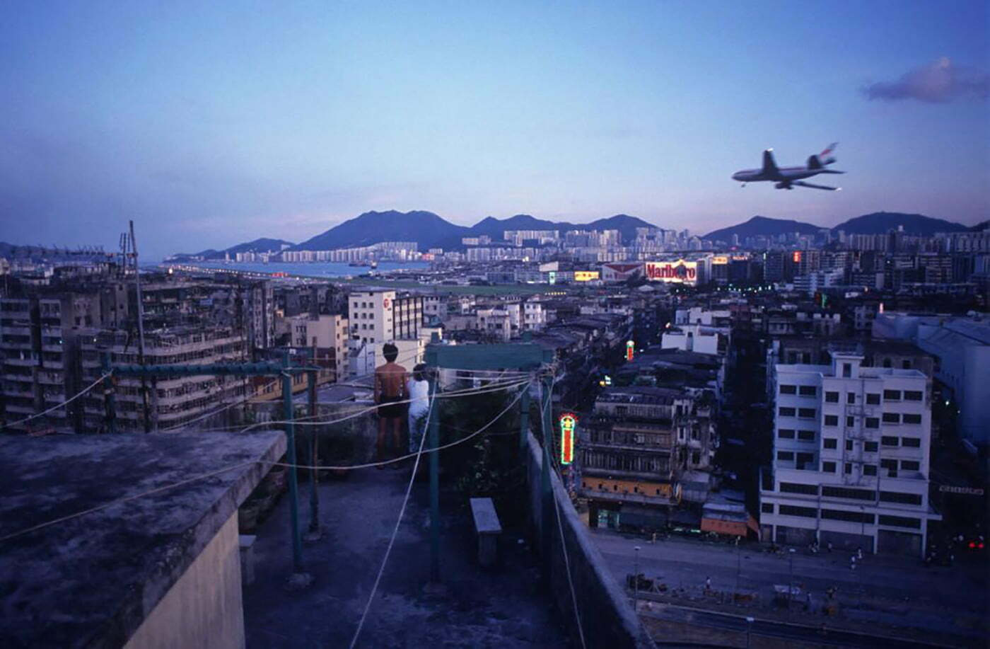kowloon-watching-aircraft-land-at-kai-tak-airport-from-walled-city-rooftop-1990