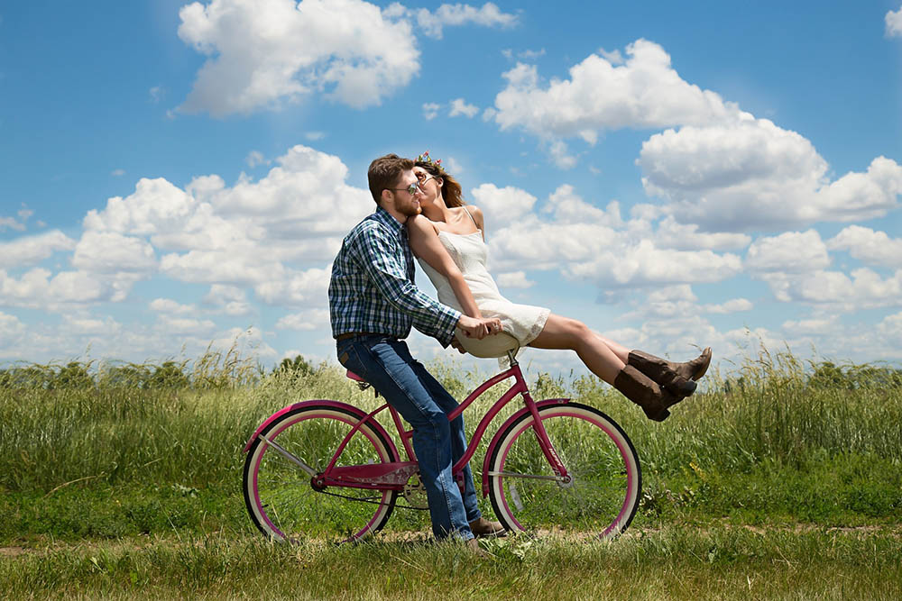 imagem fotografia de casais, bicicleta