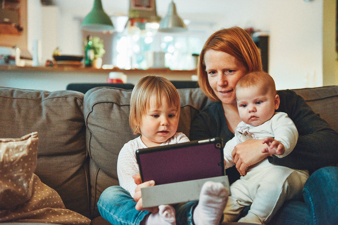 ensaio fotografico familia tablet crianças e bebê