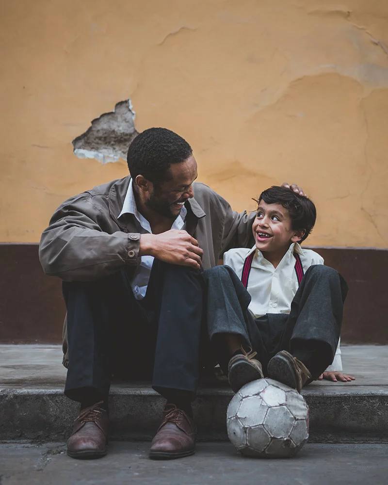 ensaio fotografico familia pai e filho bola de futebol rua