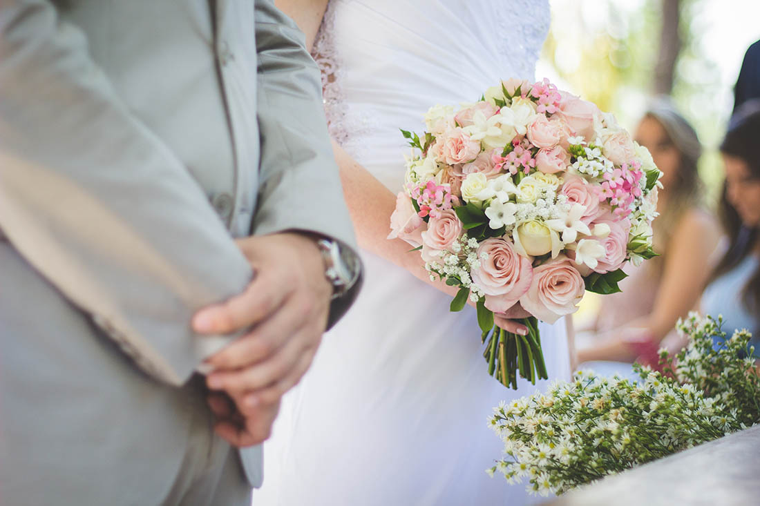 fotografia de casamento buquê de flores, mãos