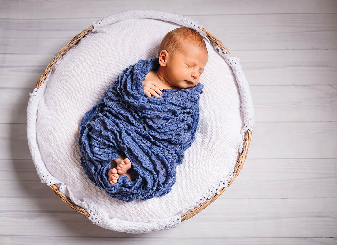melhores fotos newborn cobertor azul e cesto