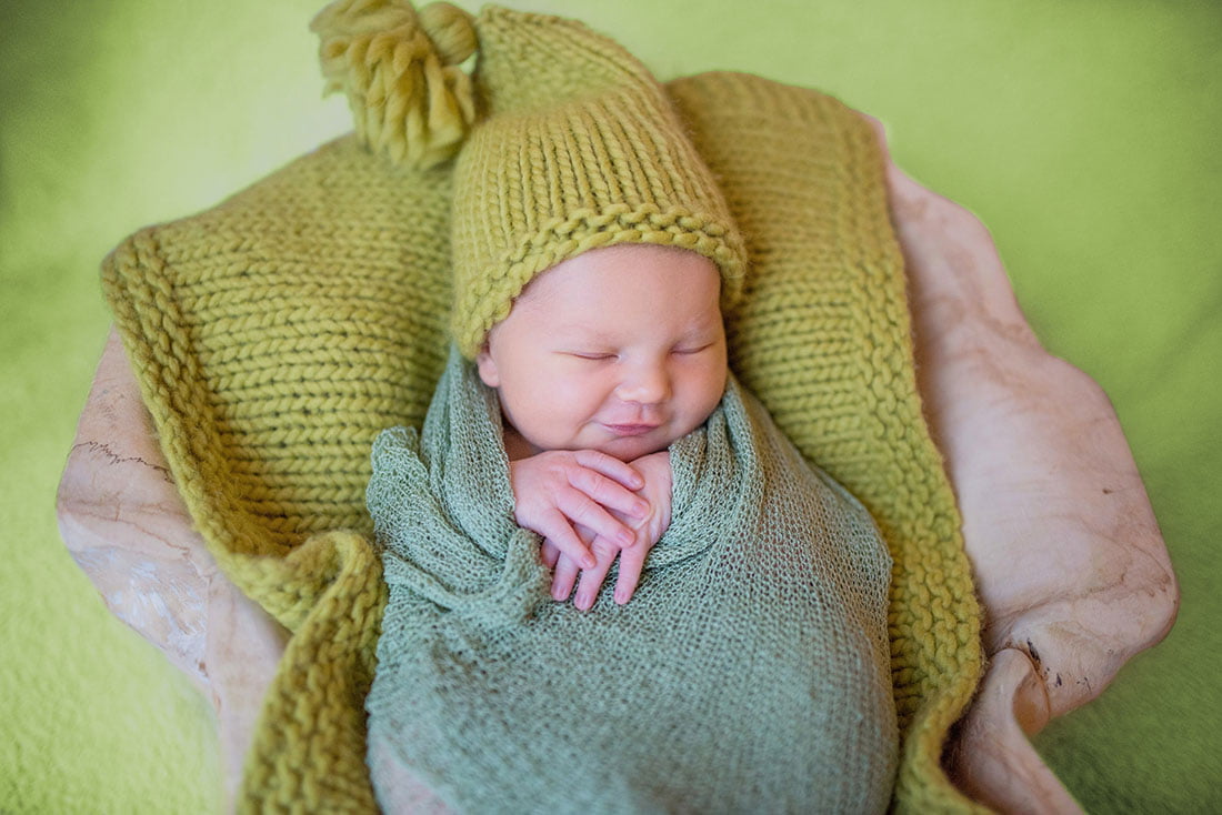 melhores fotos newborn dormindo travesseiro verde crochet