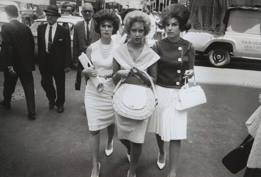 O legado único de Garry Winogrand na fotografia de rua
