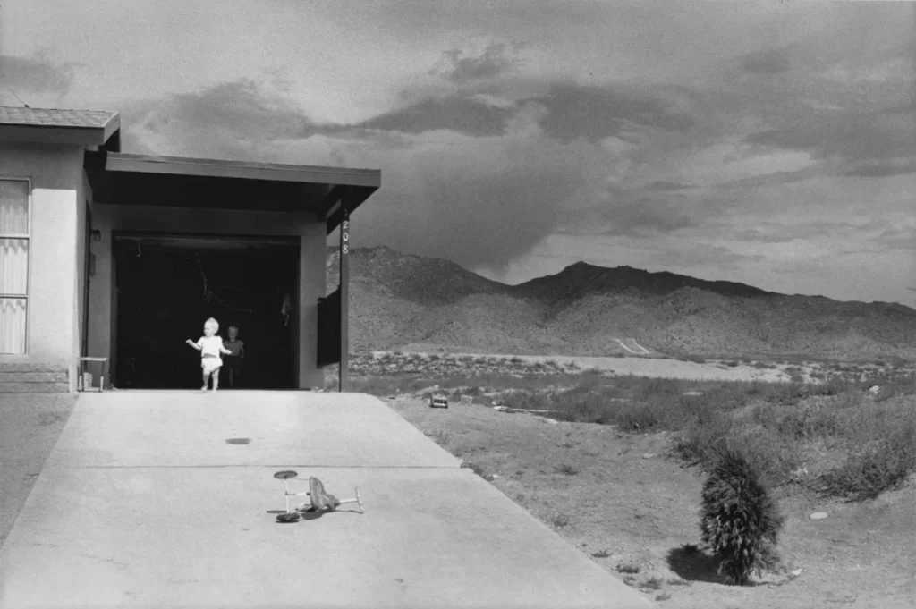 O legado único de Garry Winogrand na fotografia de rua
