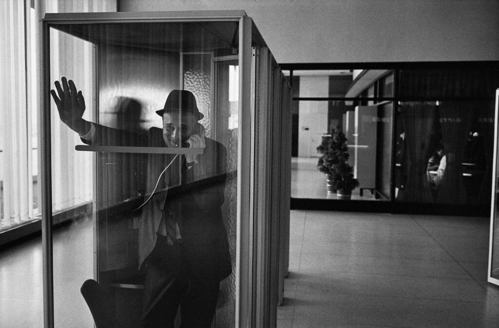 O legado único de Garry Winogrand na fotografia de rua
