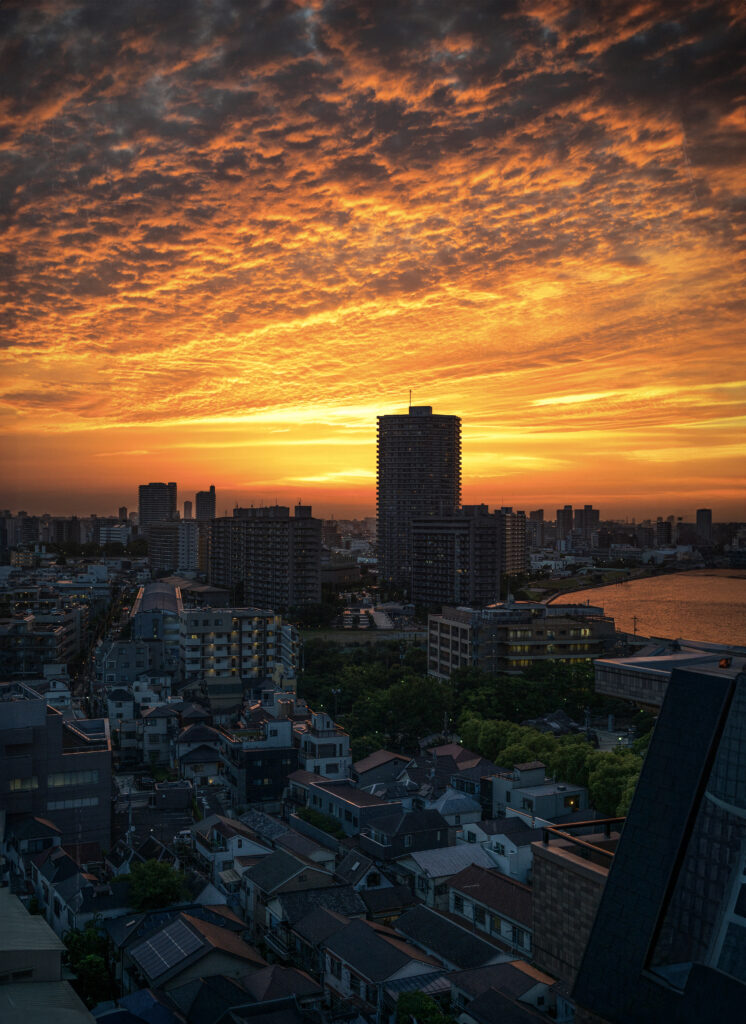 Rotina urbana no Japão iluminada pela luz natural, refletindo a ausência de horário de verão ao longo do ano.