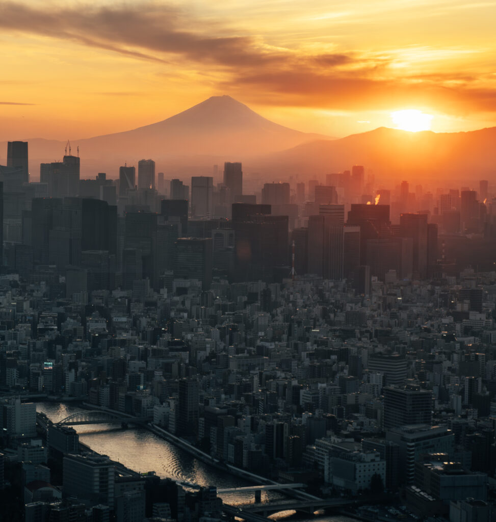 Pôr do sol no Japão no outono, com luz baixa e atmosfera urbana