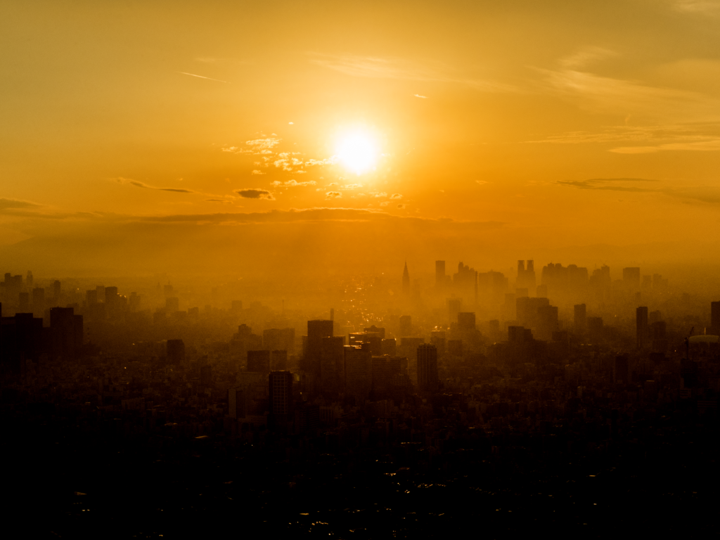 Luz intensa do verão no Japão ao fim da tarde em ambiente urbano