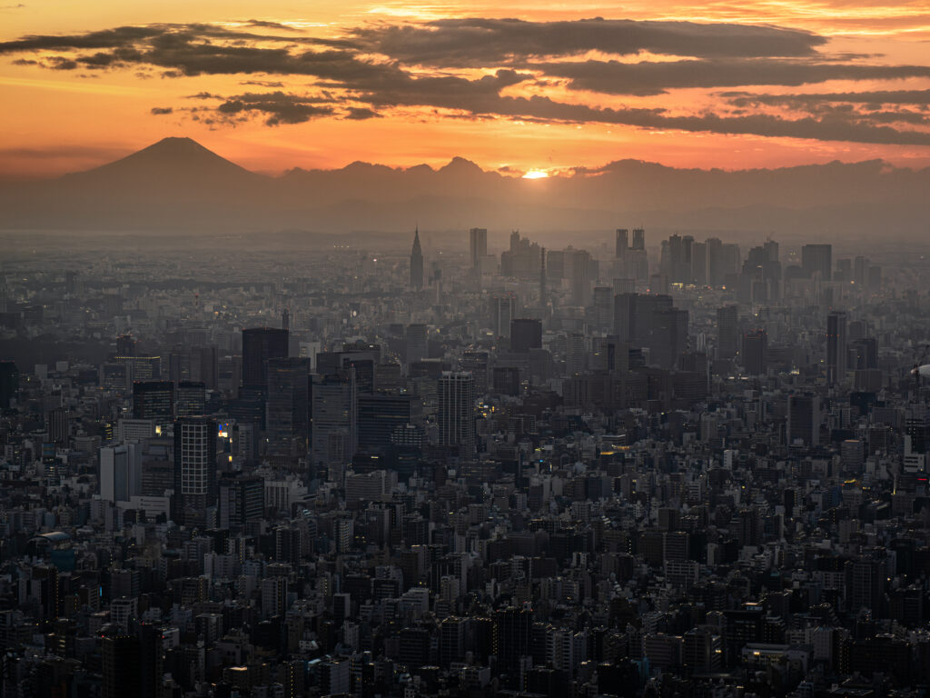 Pôr do sol no inverno no Japão com luz suave e sombras longas