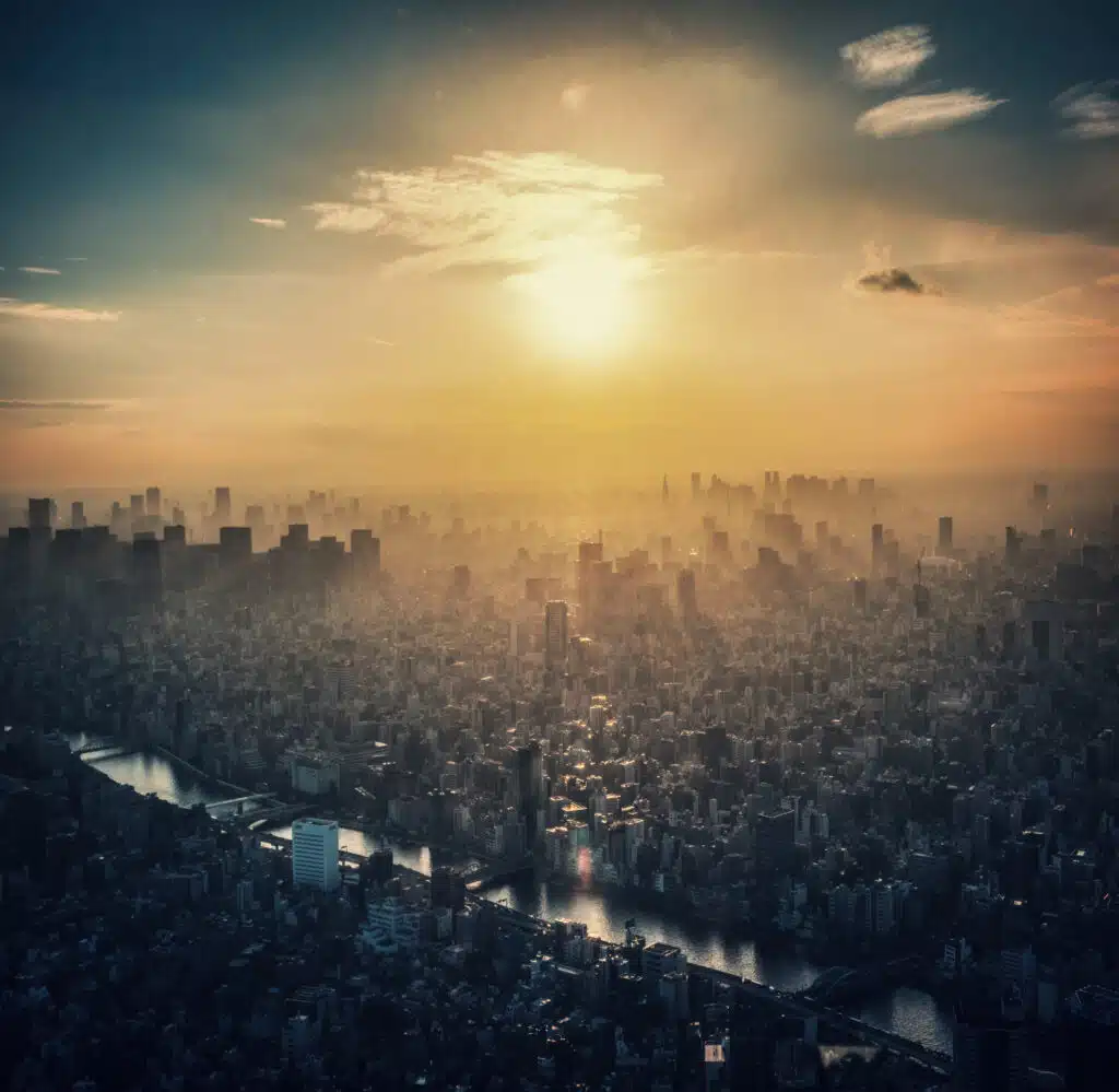 Fim de tarde no verão no Japão, com luz intensa e céu aberto