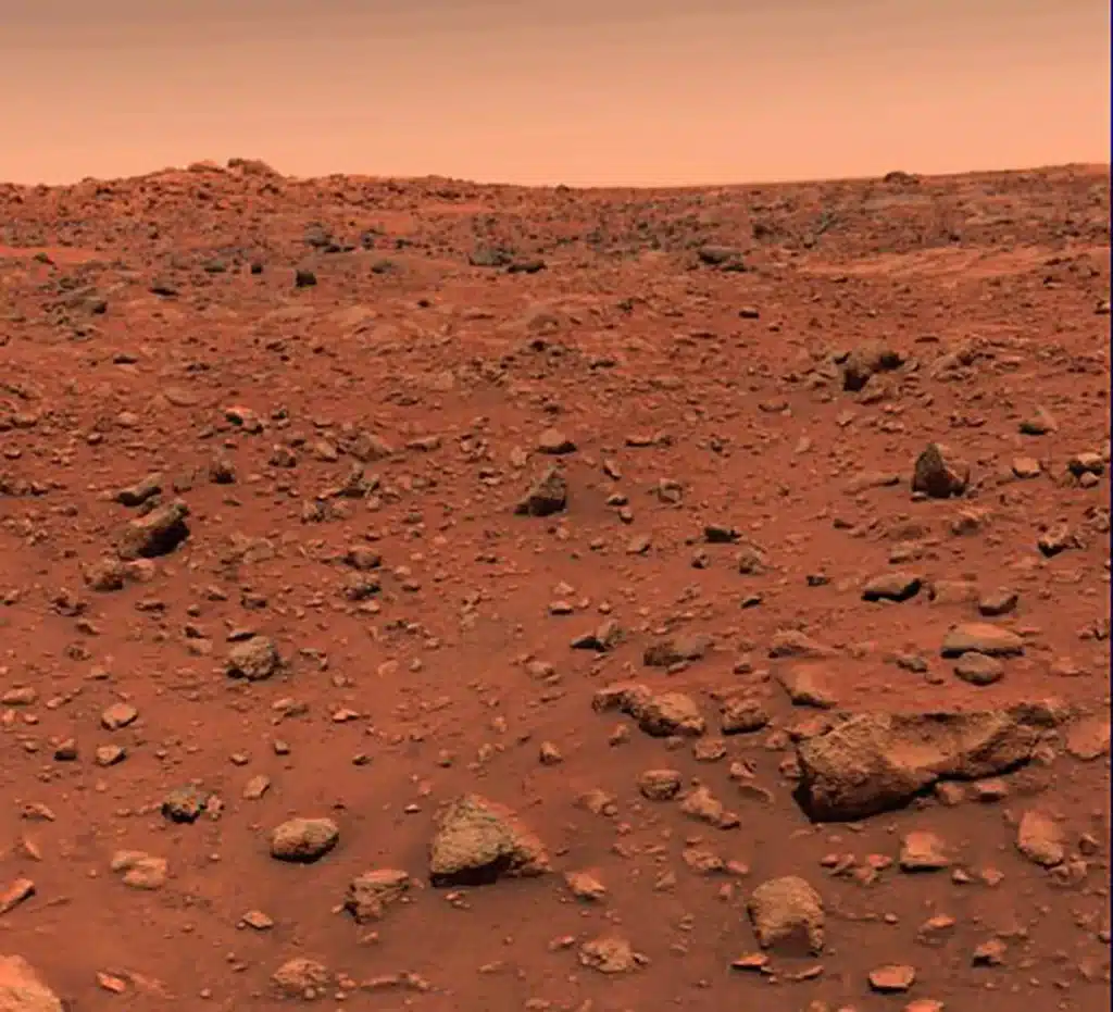 Capturada em 21 de julho de 1976, no segundo dia da Viking 1 em Marte, esta é a primeira foto colorida já tirada da superfície de Marte.