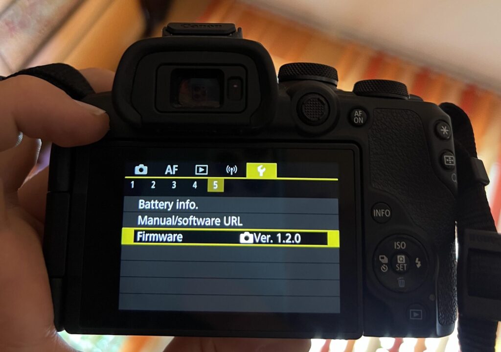 Atualização de Firmware: O Que É, Como Funciona e Como Atualizar Sua Câmera ou Lente com Segurança